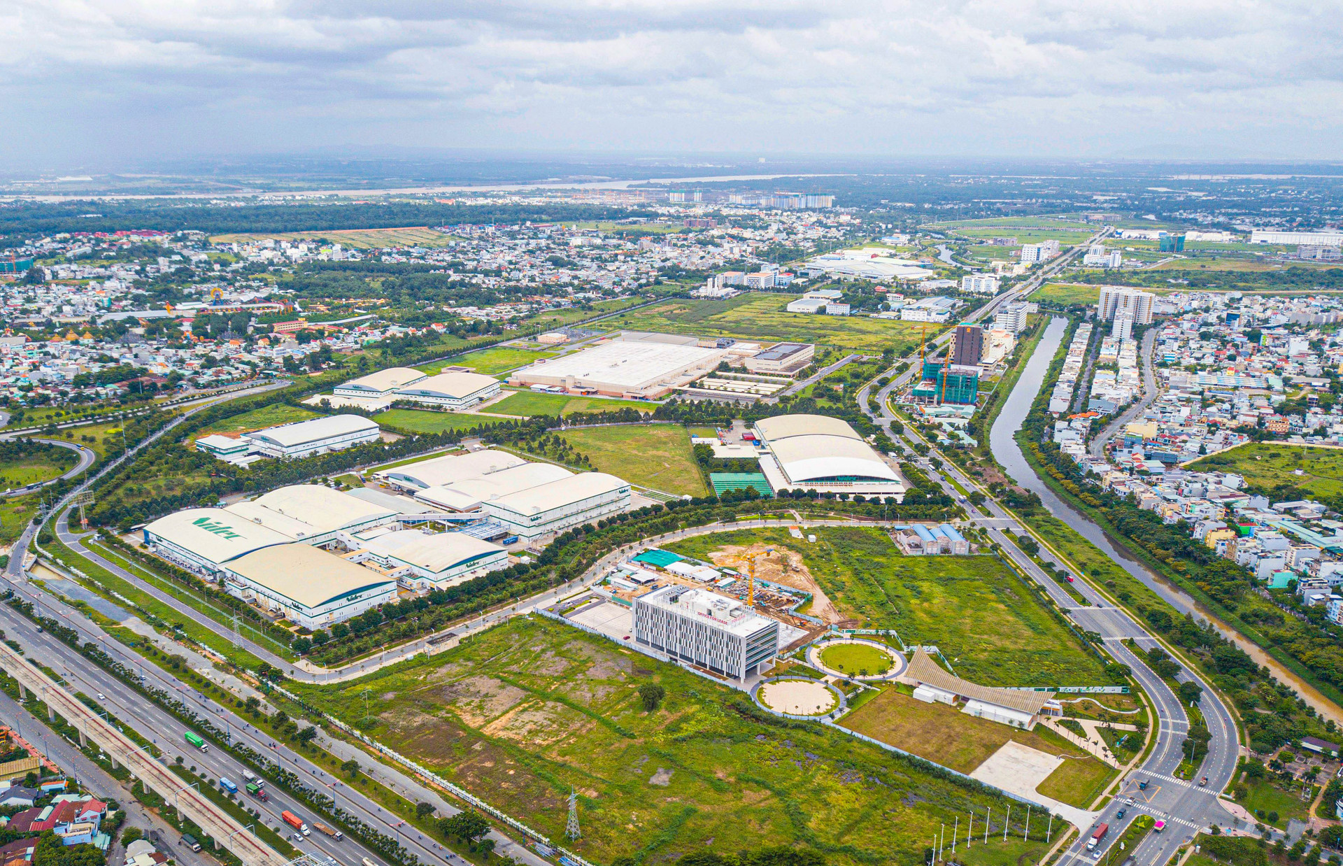 Hi-tech park attracts 12 billion USD, labor productivity is 17 times higher than the whole country