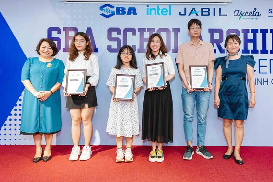 Sacom-Chip Sang participated in the organization of awarding 36 SBA scholarships to students with outstanding academic achievements and social activities.