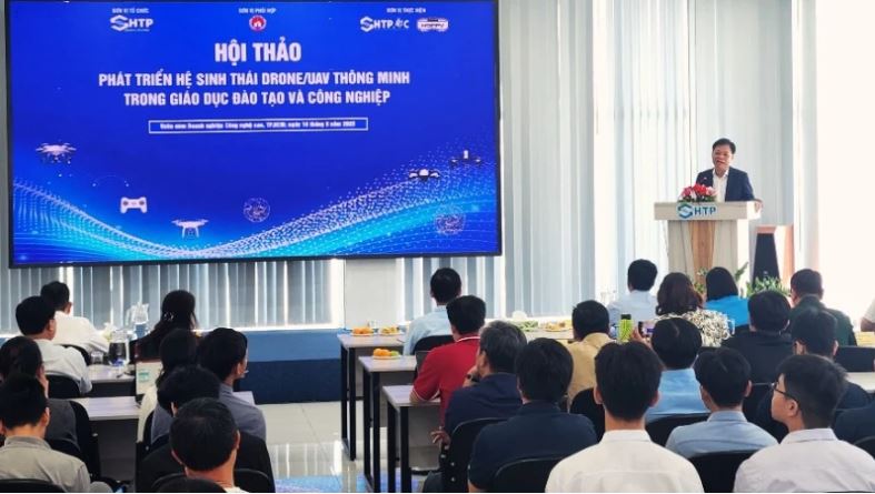 Phát triển hệ sinh thái drone/UAV thông minh trong giáo dục
