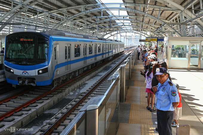 Hơn 900.000 lượt khách đi metro Bến Thành - Suối Tiên tuần đầu vận hành