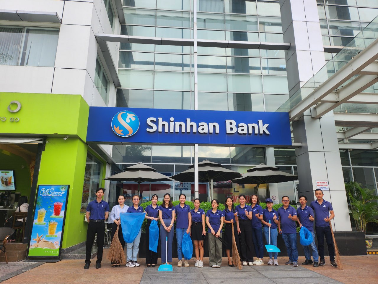 Shinhan Bank organizes Green Day 2024 activities to help develop green areas for SCS Building