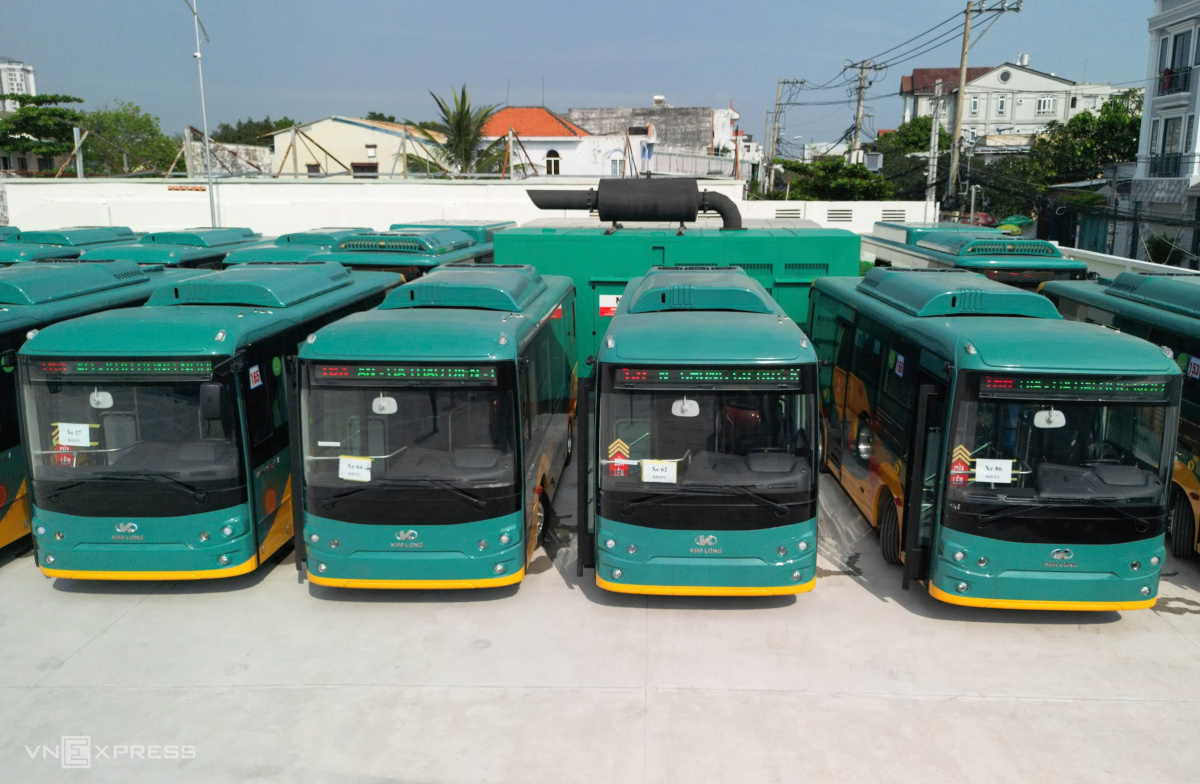 150 buýt điện chở khách cho Metro số 1 được đưa về TP HCM